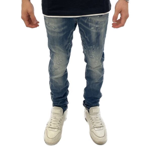 Jeans slim “strappato”